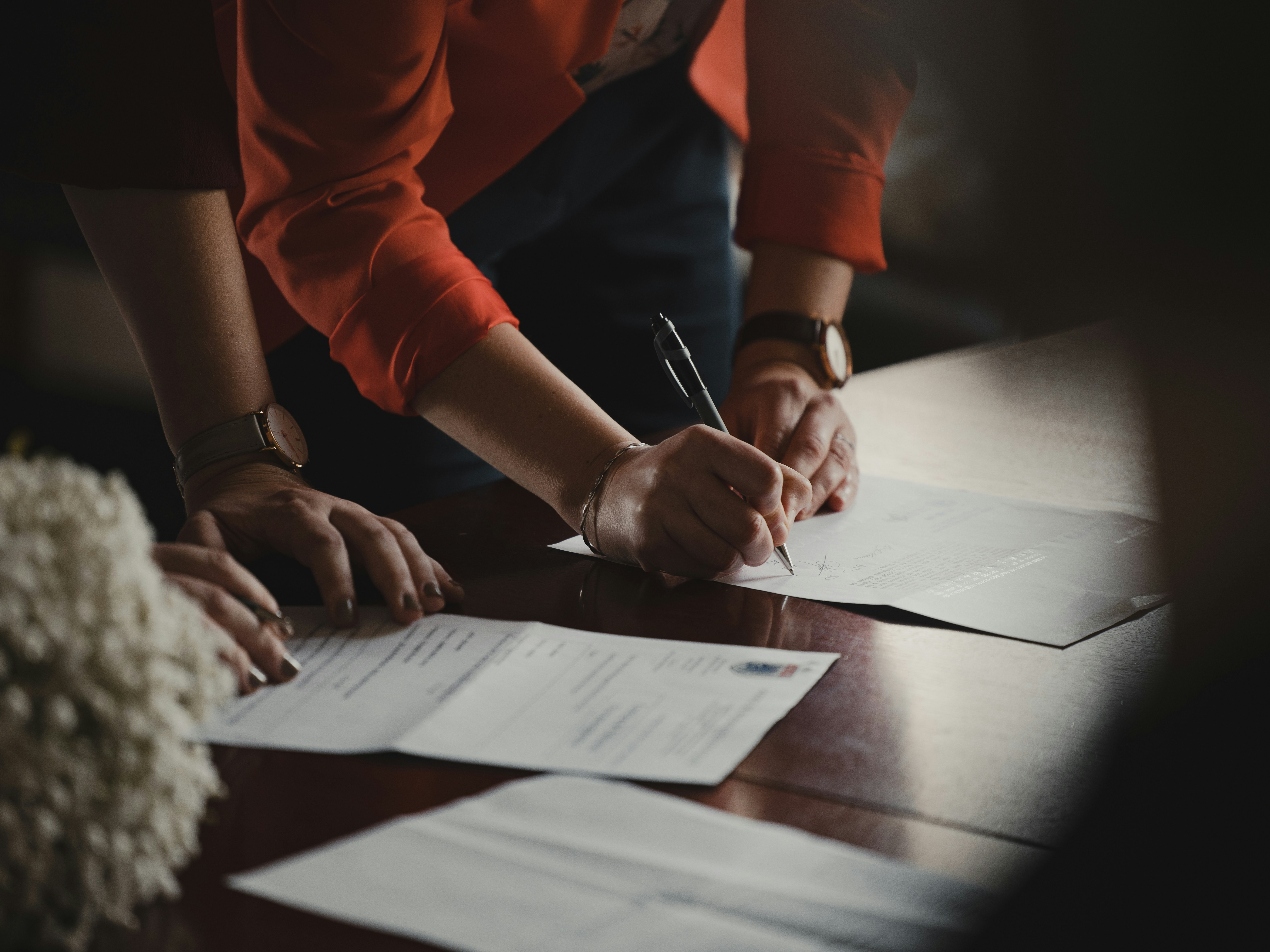 What salary threshold applies to highly skilled migrants?